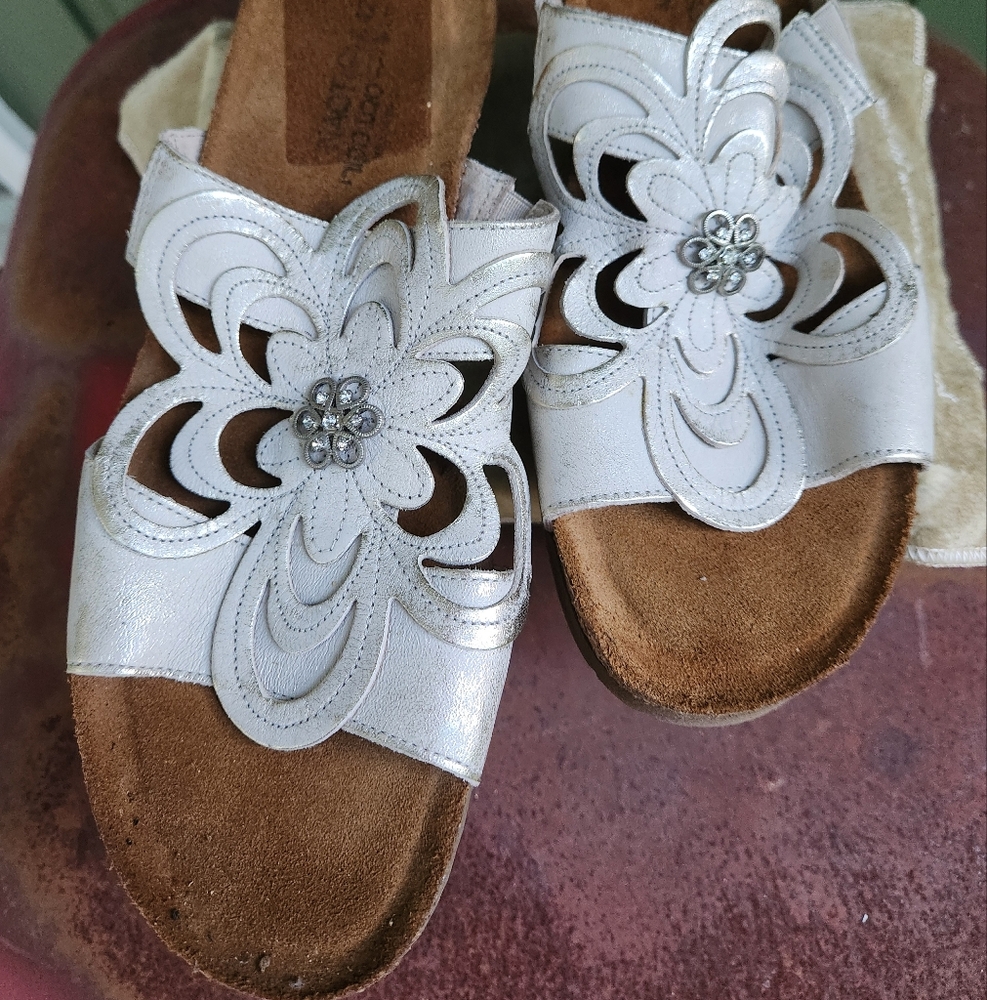 NAOT Sandy White Floral Rhinestone Women's Sandals Sz 10 BNWT